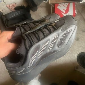 Yeezy 700v3 all black. Wit grey dark glows